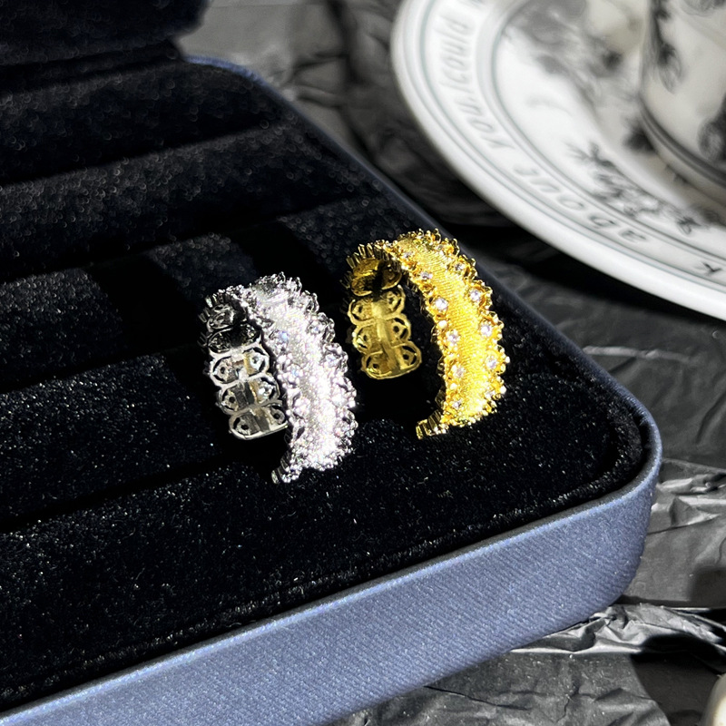 Retro court-style hollowed-out lace, brushed and diamond-encrusted ring, a versatile and gender-neutral couple's ring Application Scenario