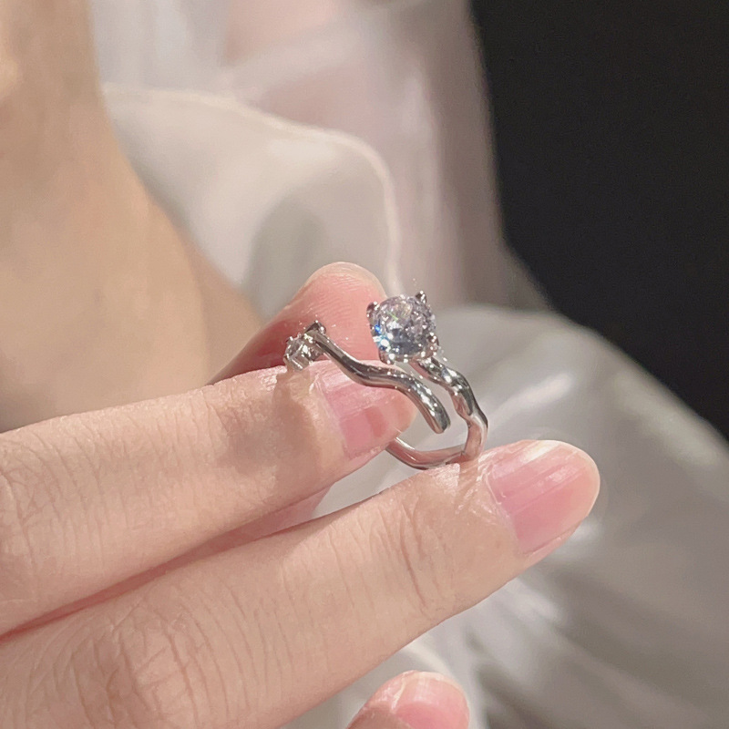 Exquisite stacked ice blue small snake opening ring, feminine, light luxury, high-end feel, simple and individual, adjustable ring Application Scenario