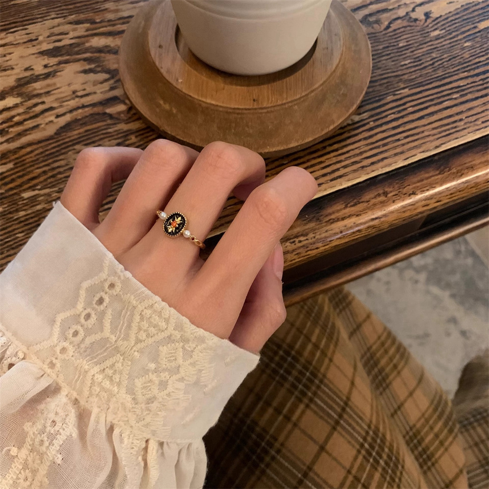 A light luxury style, versatile flower pearl ring, a French retro high-end design, and an open index finger ring details Picture