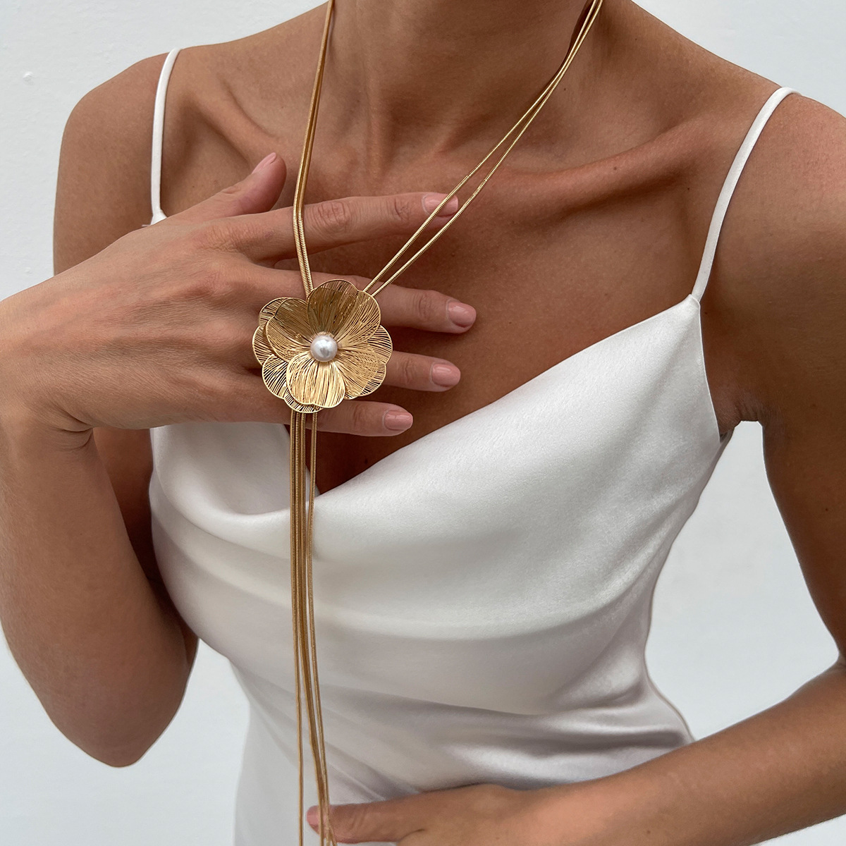 European and American cross-border jewelry, fashionable pearl small flower round snake chain necklace, high-end metallic tassel long collarbone chain details Picture