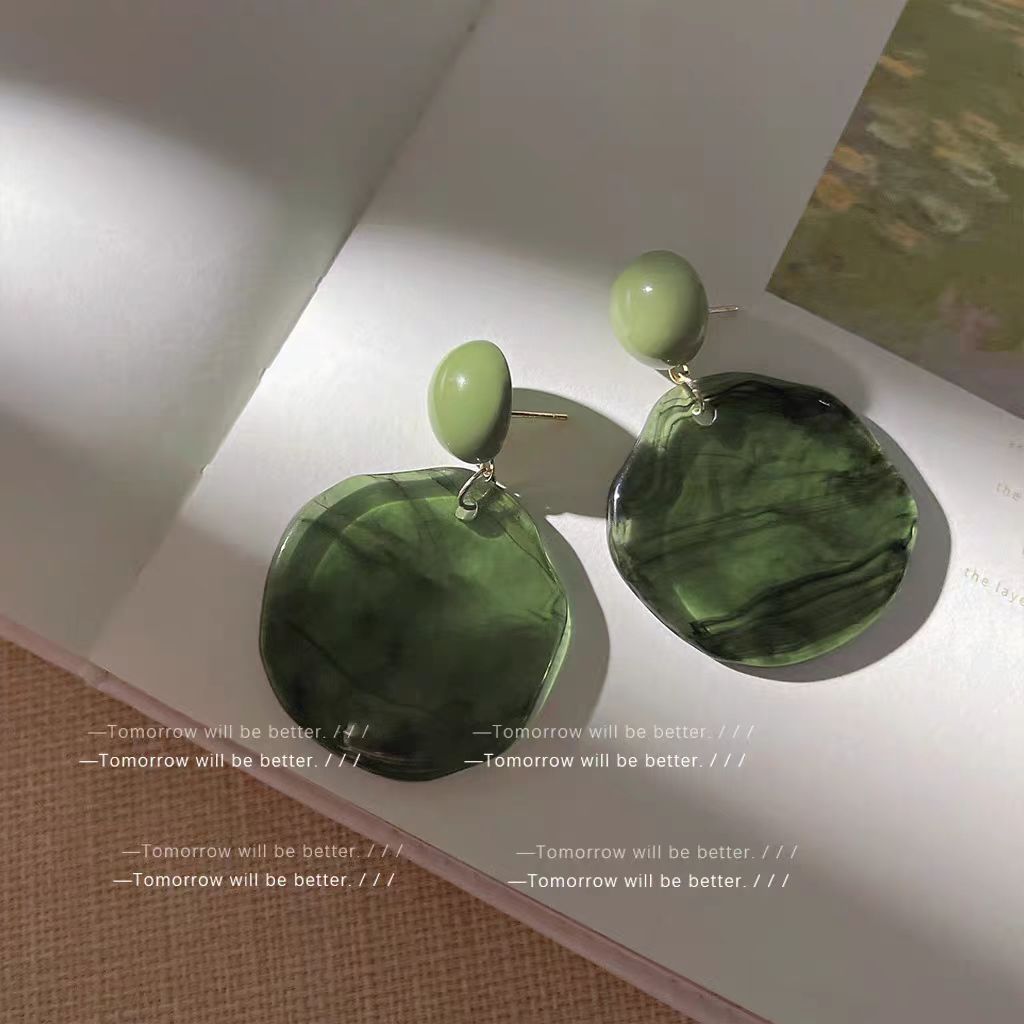 Retro French misty dark green earrings, Hong Kong-style exaggerated irregular blurred stud earrings, and unique female ear clips Specification drawing