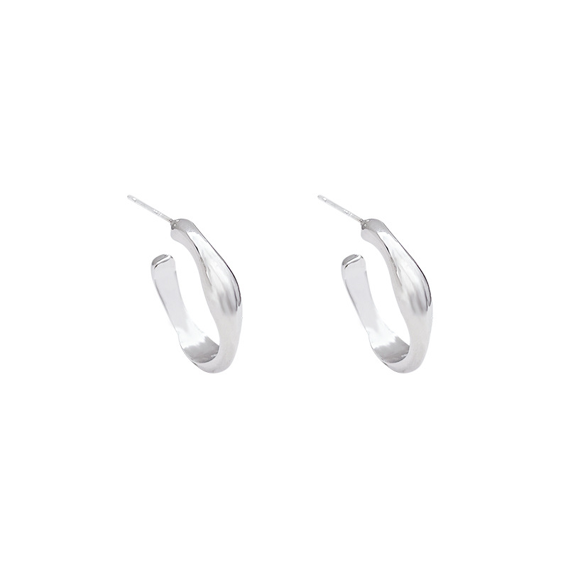 Retro Hong Kong-style C-shaped stud earrings for women with a light luxury and high-end feel, a niche and cold style plain metal ear ring accessory Item Picture