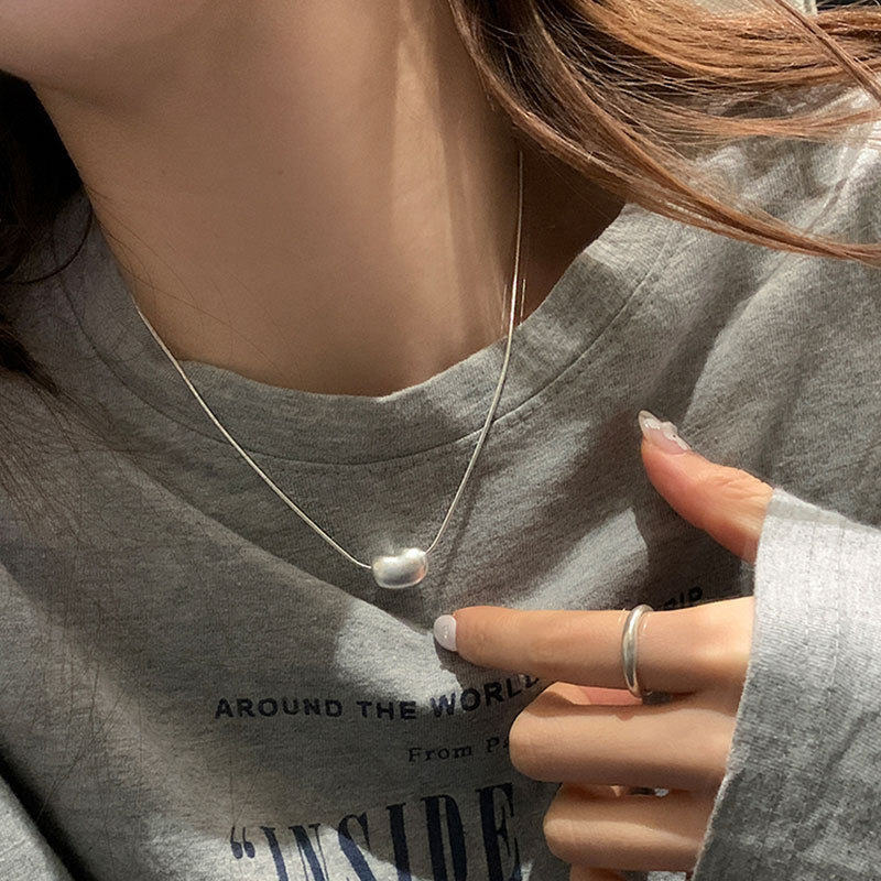 A niche and simple matte bean pendant necklace for women, a light luxury and fashionable style, a trendy and versatile necklace and sweater chain details Picture