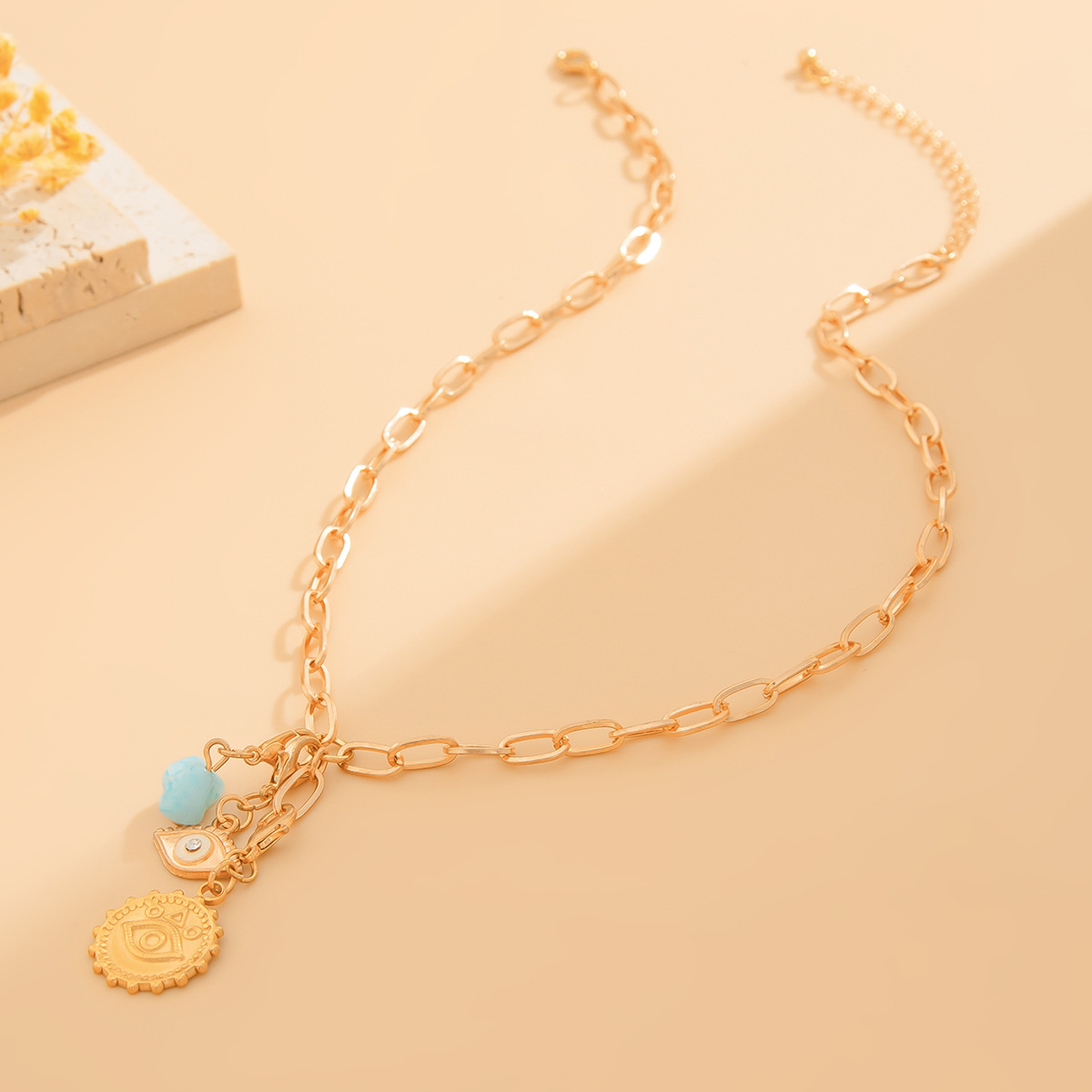 European and American cross-border jewelry, fashionable sun-shaped zircon necklace, women's geometric alloy heart-shaped tassel collarbone chain Application Scenario