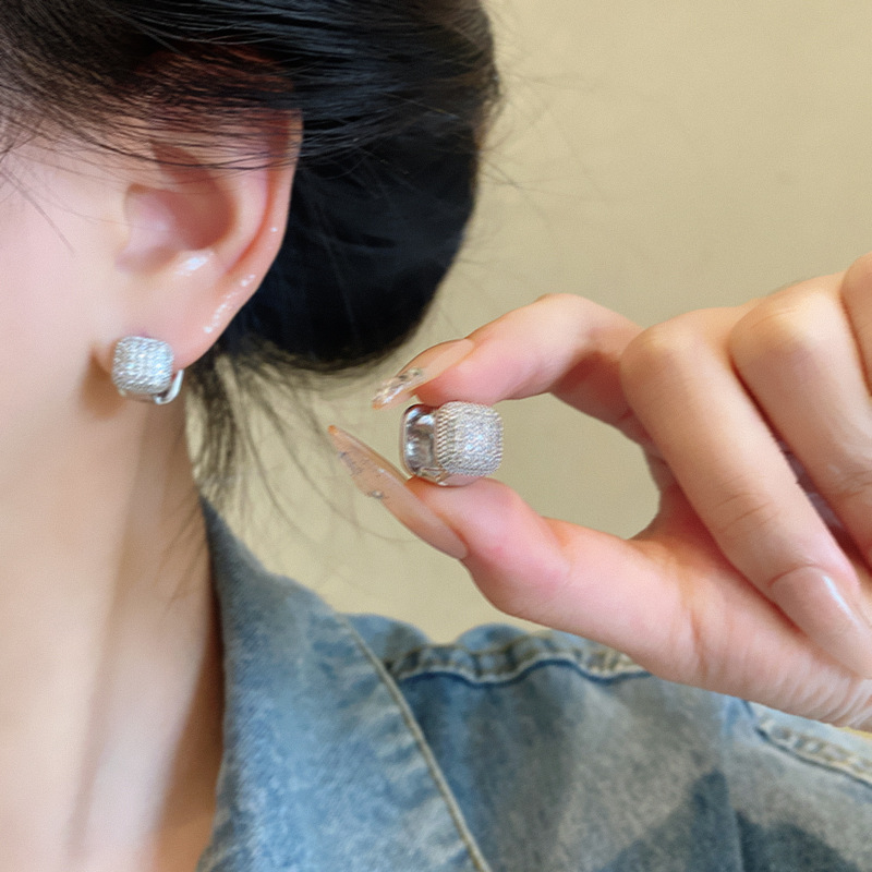 Korean-style sugar pearl earrings, double-sided ear buckles, light luxury, niche and high-end, unique autumn and winter earrings wholesale details Picture