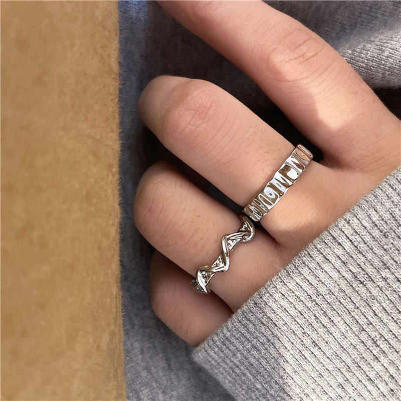 The plain ring texture open ring features a simple, fashionable, niche and cold design. It is adjustable and can be stacked as an index finger ring Specification drawing