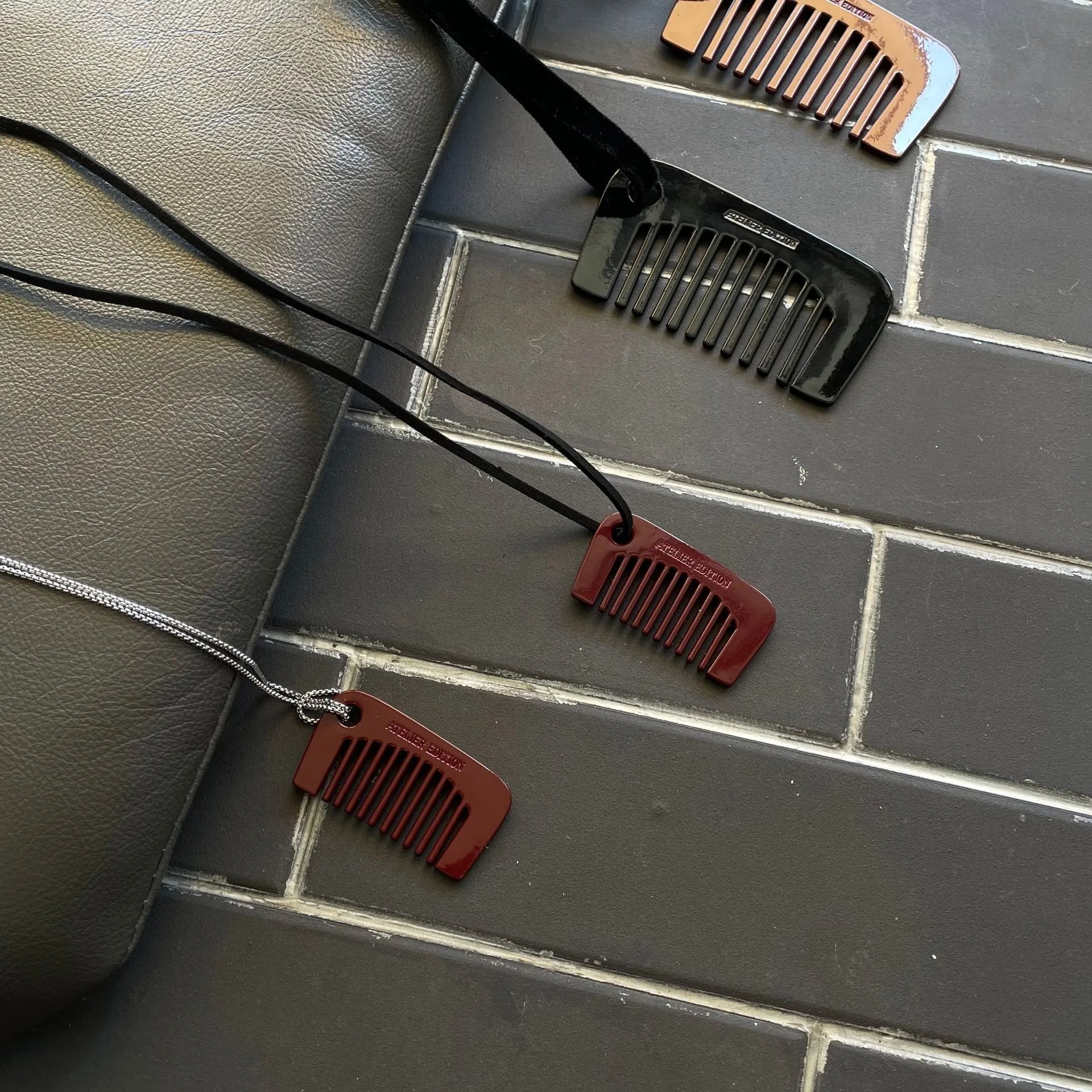 A Korean blogger's small comb necklace, long pendant, black and Burgundy sweater chain, a trendy accessory, is a niche design for women full figure
