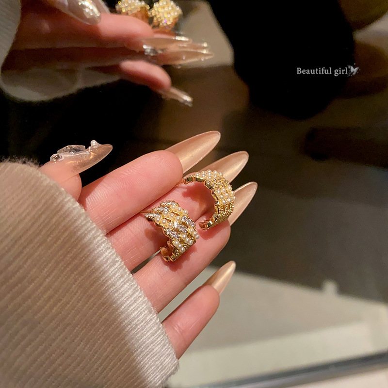 Exquisite micro-inlaid zircon C-shaped pearl earrings, women's design sense geometric stud earrings, the same style as the Internet celebrity 925 silver needle earrings full figure