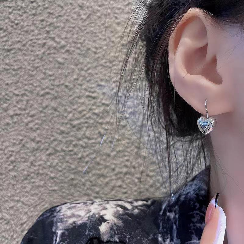 Simple, niche and versatile three-dimensional heart-shaped earrings, trendy Instagram design for women, high-end ear hooks, cold style ear studs and earrings full figure