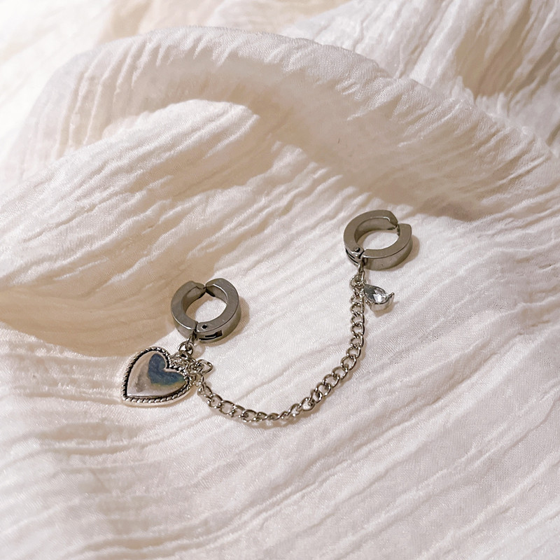 Hip-hop sweet and cool dark style titanium steel chain one-piece heart-shaped ear clips, no ear holes, ear bone clips, niche design earrings Application Scenario
