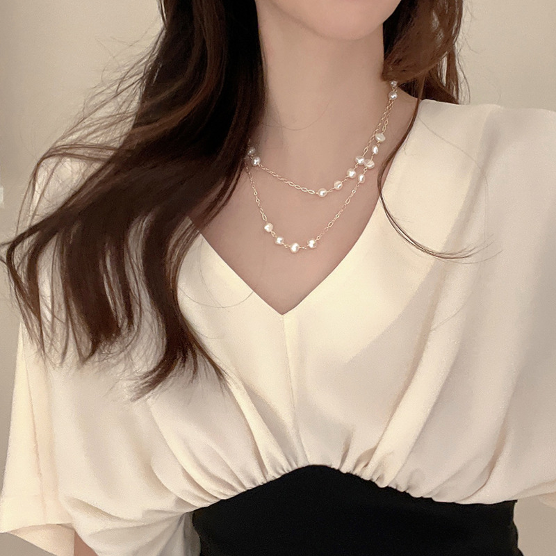 The 2023 new pearl necklace is a long, light luxury and niche design for women. It features a sweater chain with a cool and elegant style details Picture
