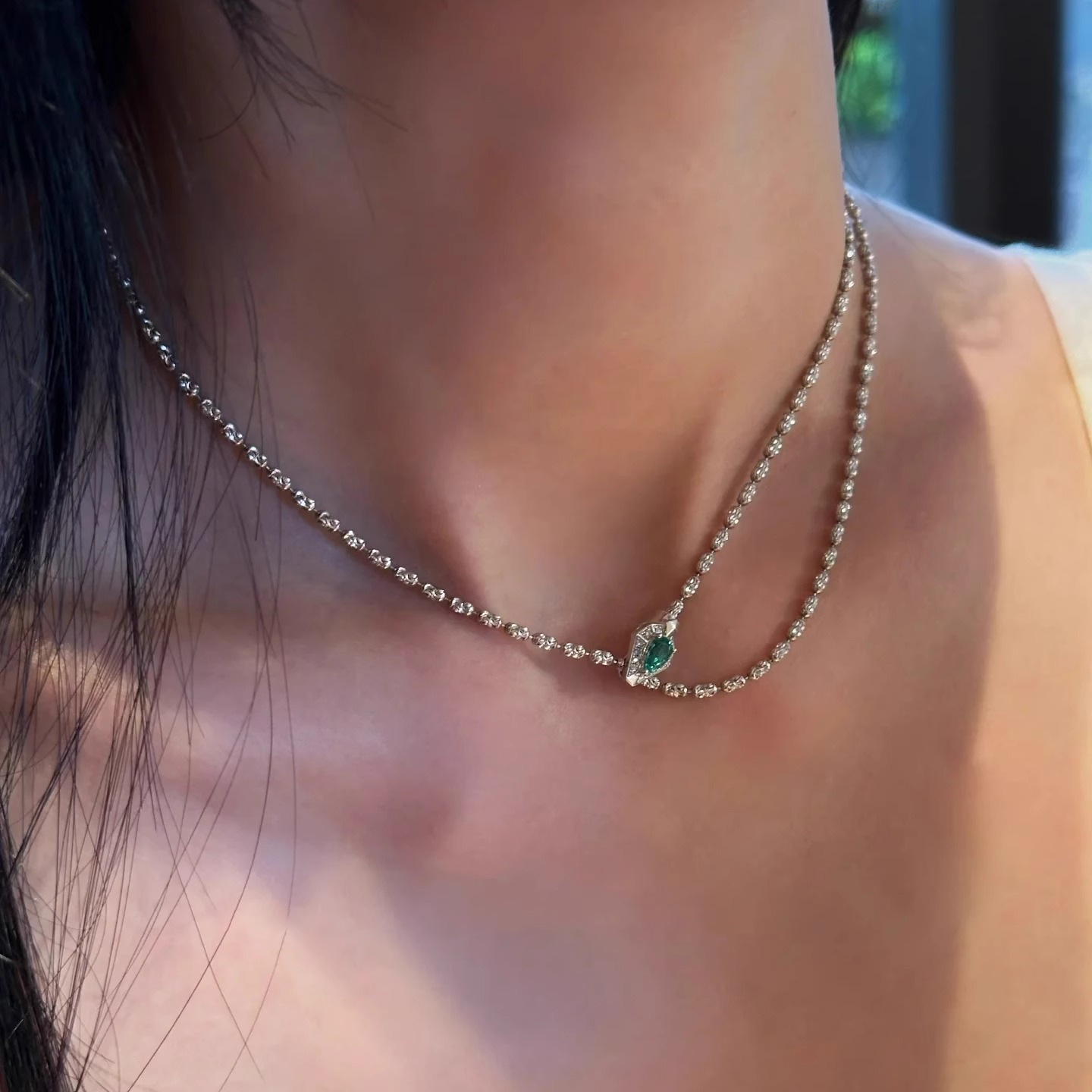 The new sweet and cool style of the grandmother's green snake necklace for women is unique, fashionable and versatile. It has a neckchain-style collarbone chain full figure