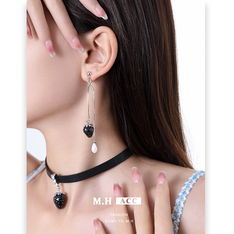 New oil-dripping strawberry earrings and pendants, fashionable country style, 925 silver needle stud earrings, high-end and light luxury, best friend earrings details Picture