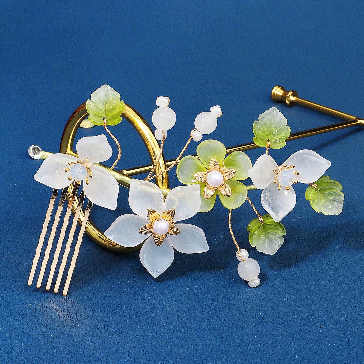 New Chinese-style Xiuhe ancient-style hair accessory, beautiful crystal pearl comb, bride's updo headwear, resin flower comb details Picture
