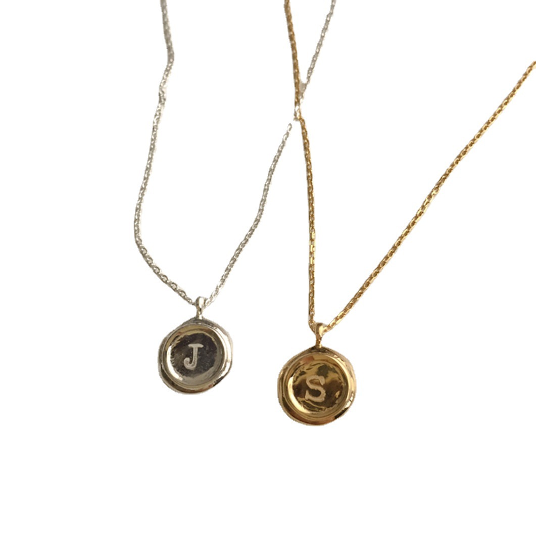This niche design round pendant letter necklace exudes a simple and elegant feminine charm. The collarbone chain is fashionable and versatile, with exquisite accessories Application Scenario