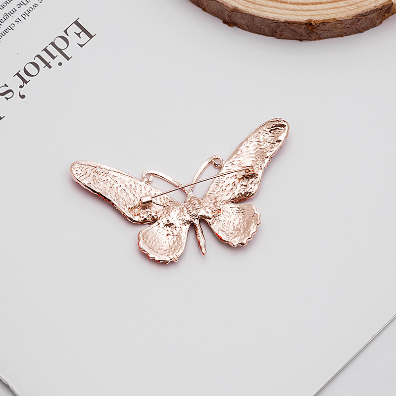 Direct sales from the manufacturer of European and American retro luxurious seven-color water diamond oil drip enamel butterfly brooches, insect and animal pins and brooches Application Scenario