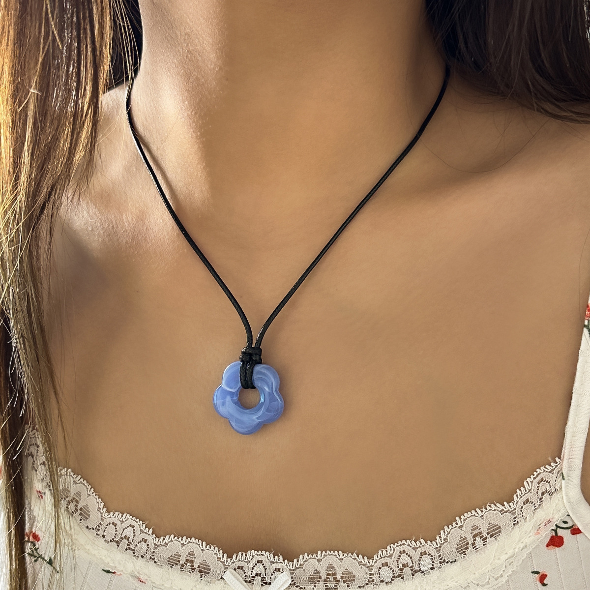 European and American cross-border jewelry, sweet and cool style, niche design sense, flower necklace, wax thread adjustable, simple floral necklace Specification drawing