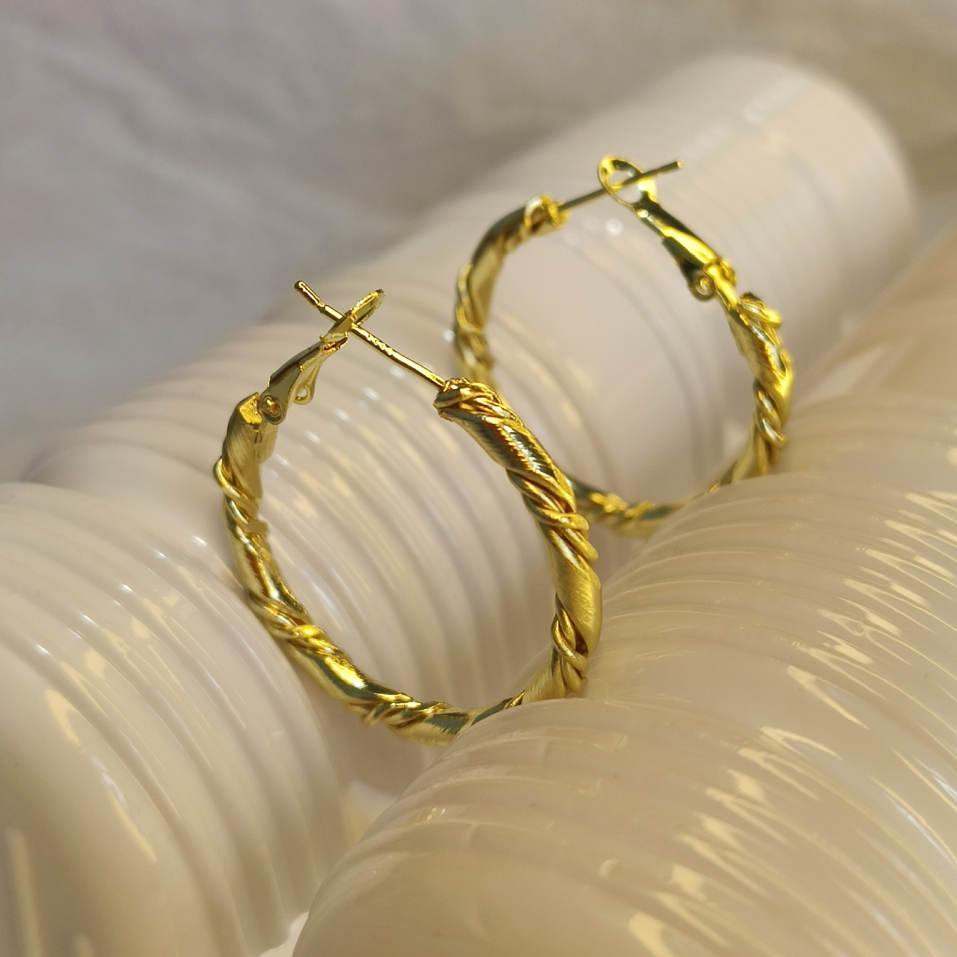 Simple and versatile, with a niche design sense, plain ring and twisted ear rings, a trendy, individualistic and fashionable cross-border cold style earrings for women on Instagram Application Scenario