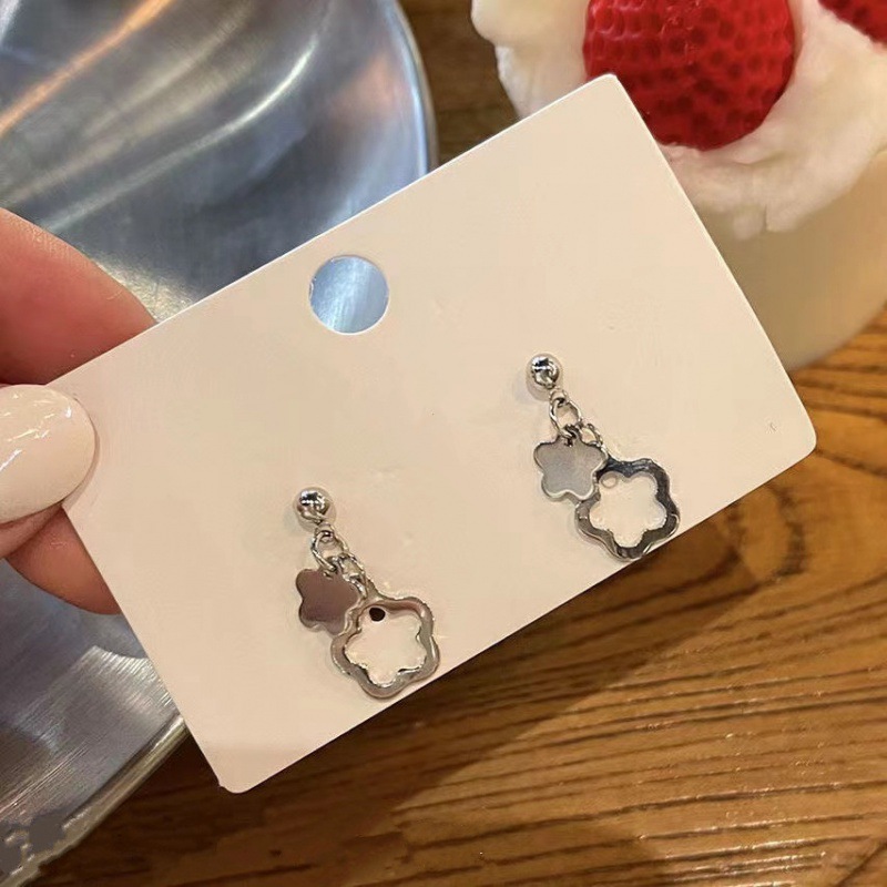 ins Silver Needle Flower Stud earrings for Women, a niche design for summer, 2025 new style earrings, trendy and high-end, light luxury earrings Application Scenario