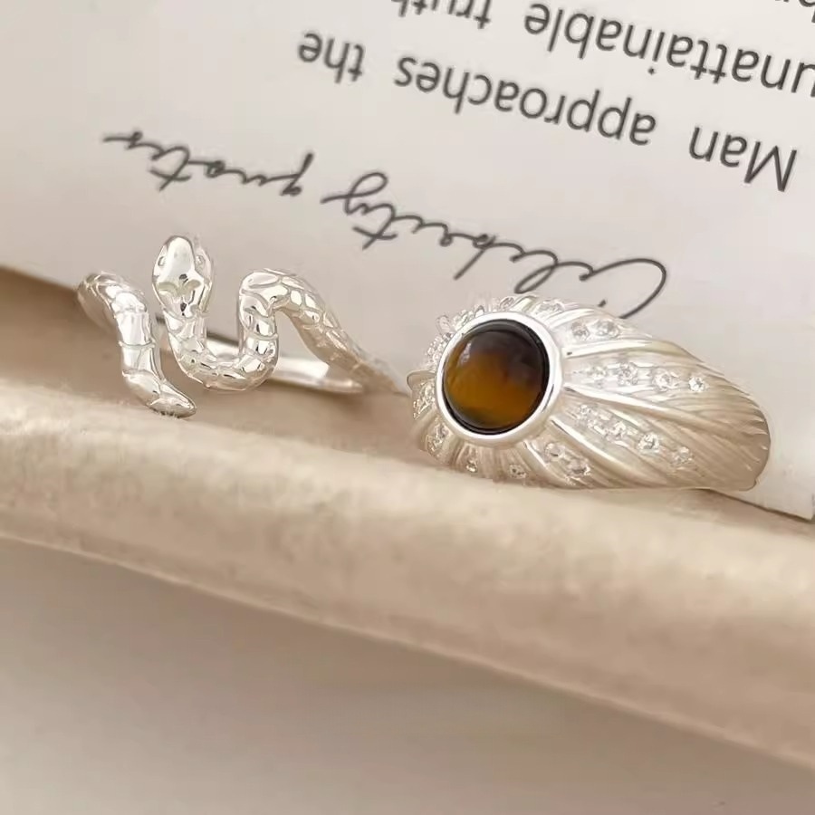 The tiger crystal small spirit snake ring is a niche design for women, exuding a sense of high-end sophistication. It is a retro and elegant open-top ring trend Item Picture