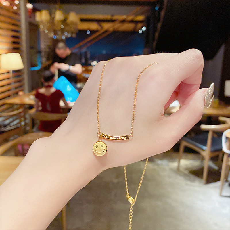 Korean version smiling face titanium steel necklace for women, 18K gold fashionable and trendy pendant, non-fading, light luxury and niche design collarbone chain Specification drawing