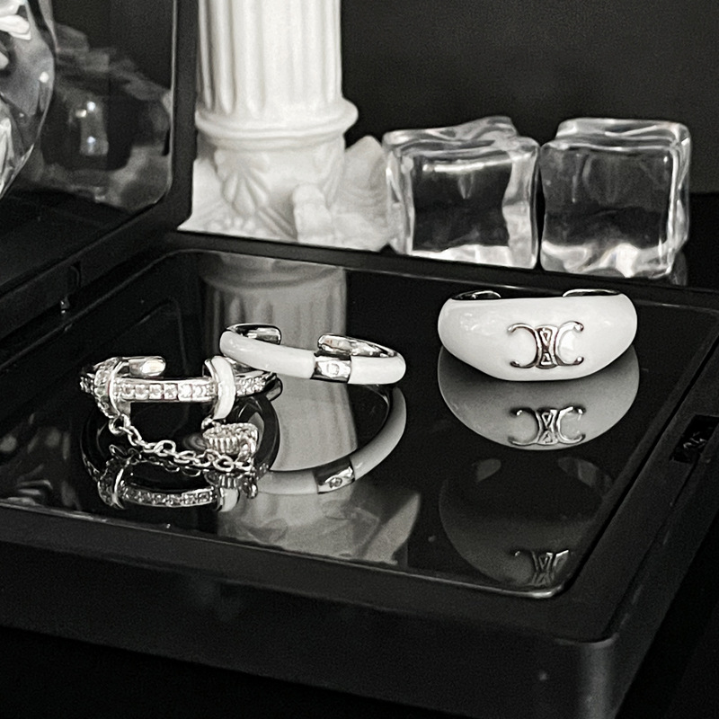 This unique and niche ring exudes a sense of sophistication for women. It features a white glazed chain opening ring with a cold style and a distinctive, individualistic and elegant accessory trend details Picture