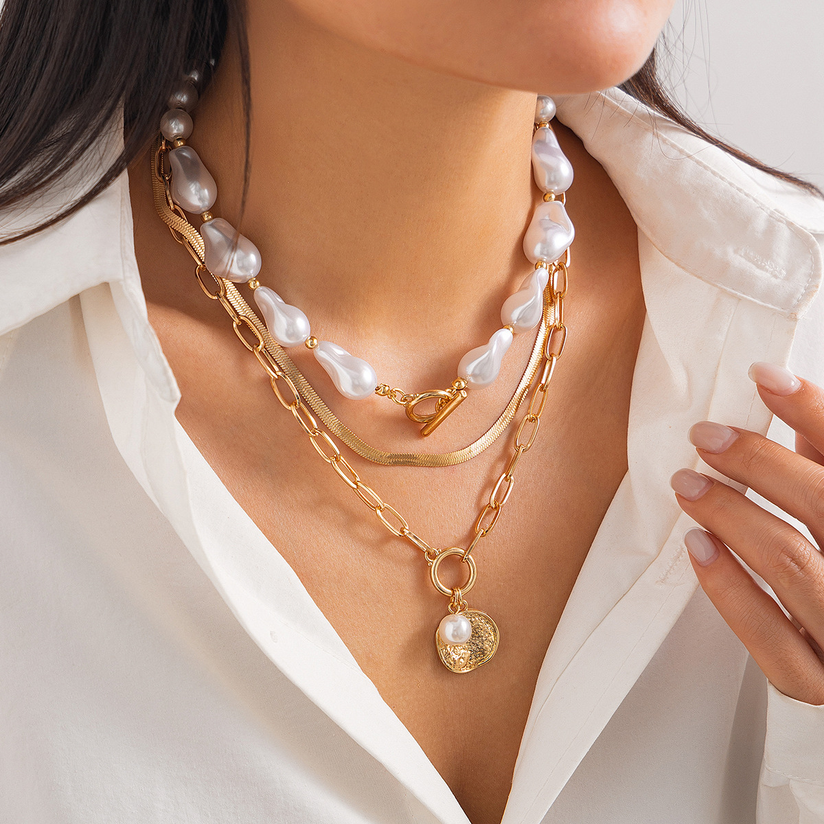 European and American cross-border jewelry, Baroque irregular-shaped pearl collarbone chain, retro metal feel round piece pendant, multi-layer necklace details Picture