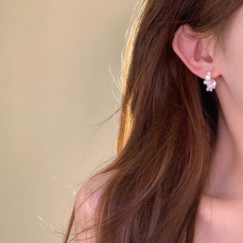 Spring and summer super shiny blue square sugar stud earrings, high-end and light luxury style, pearl earrings, unique and niche C-ring earrings for women Application Scenario