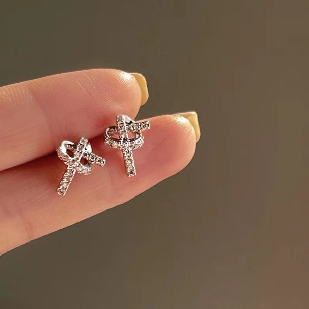 Small and exquisite zircon knotted earrings for women, a new trendy stud in 2025, a high-end and stylish Korean earpiece that has become a social media sensation Specification drawing