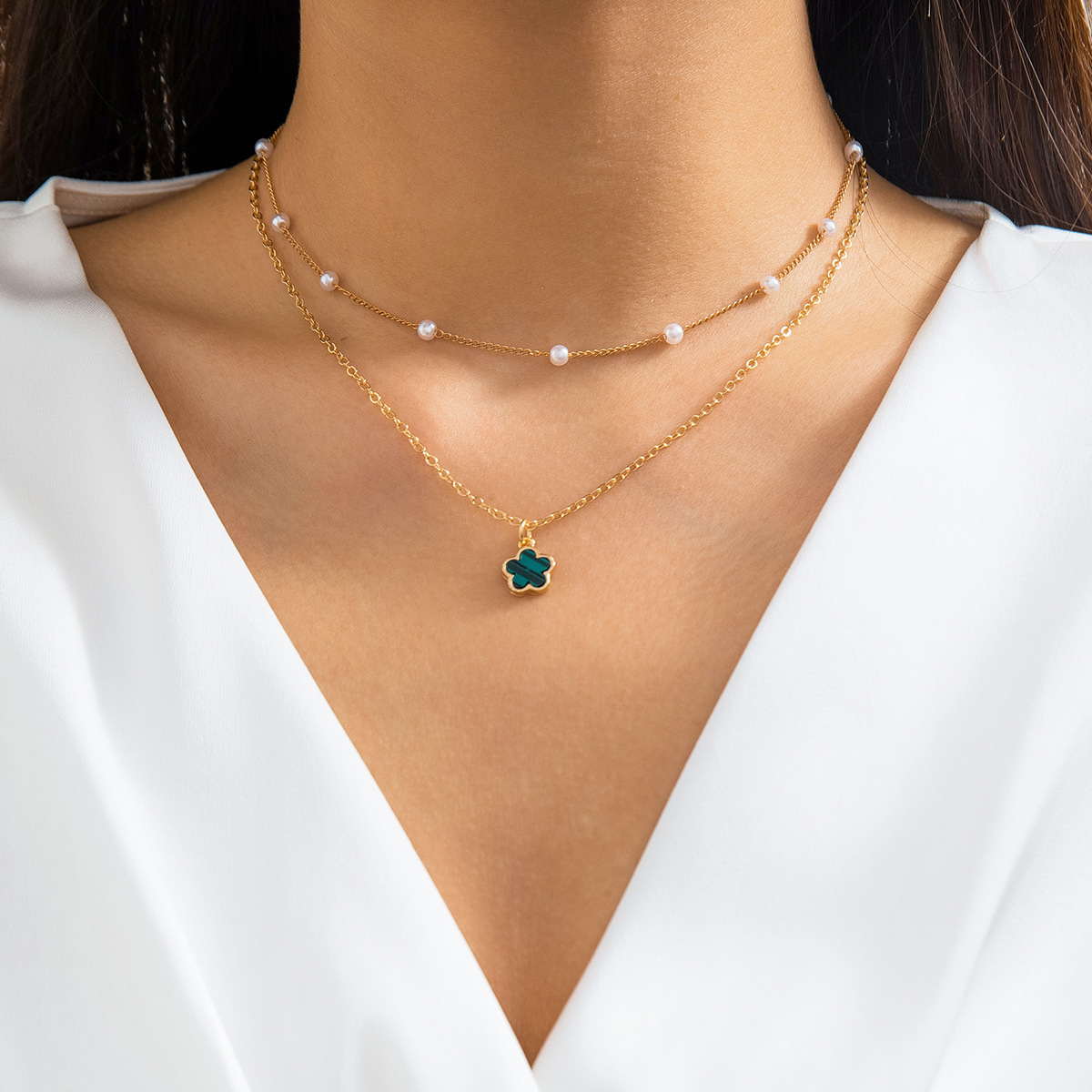 European and American cross-border jewelry, elegant five-leaf flower neck pendant, simple imitation pearl beaded flower necklace full figure