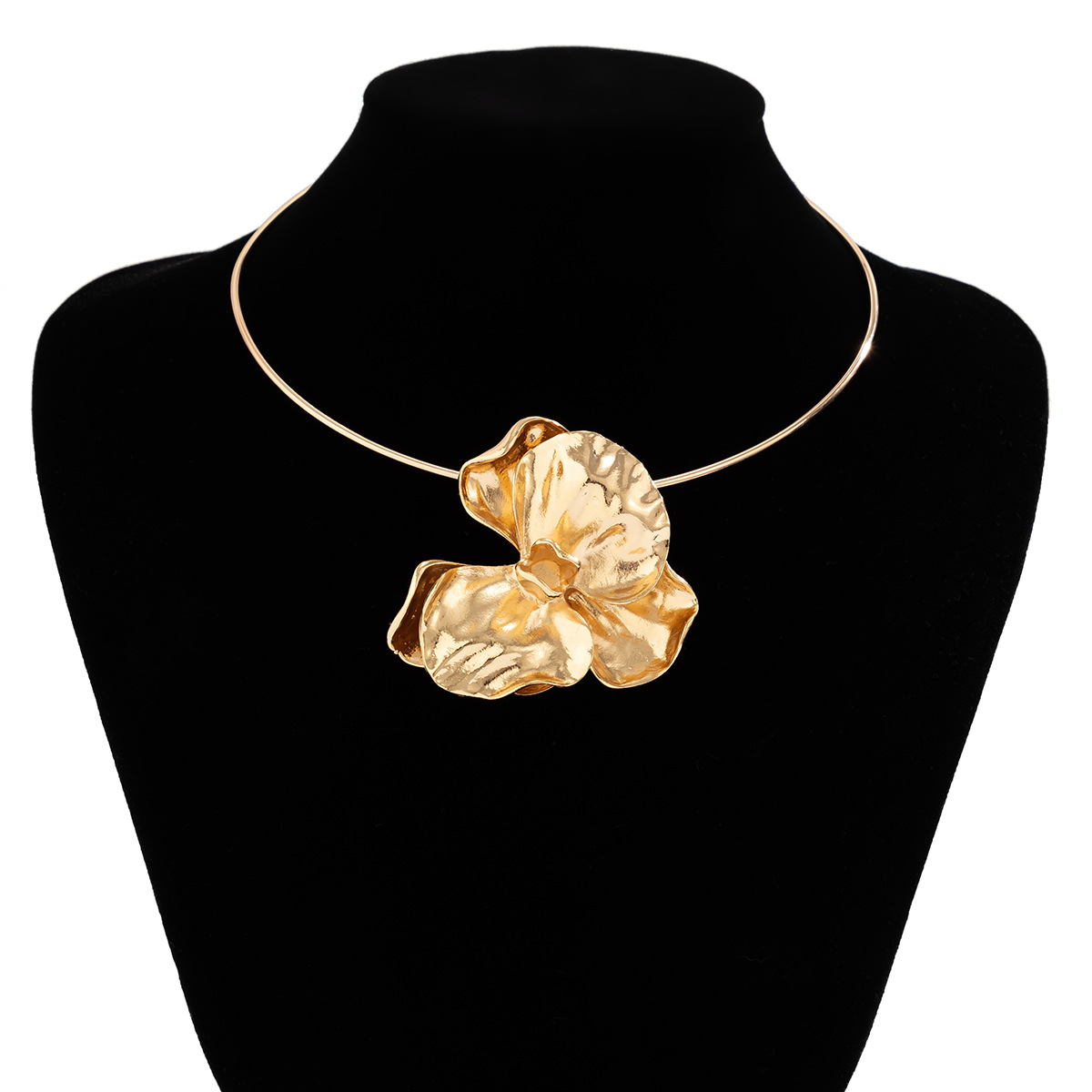European and American cross-border jewelry, exaggerated three-dimensional pleated metal flower choker collar, personalized flower necklace for women Item Picture