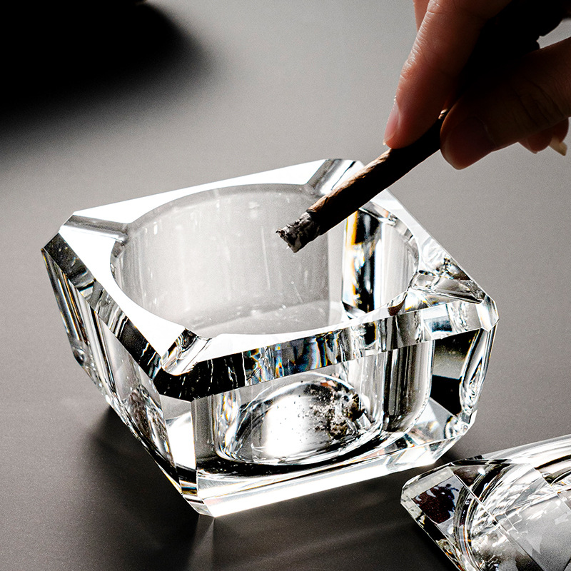 A light luxury high-end glass ashtray with a lid for home use in bars and clubs. It is windproof, dust-proof and smoke-proof details Picture