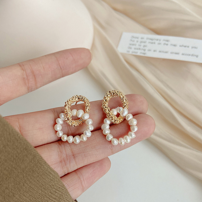 Light luxury high-end Chanel style double-ring pearl stud earrings, French retro style, fashionable and versatile, niche design sense earrings full figure