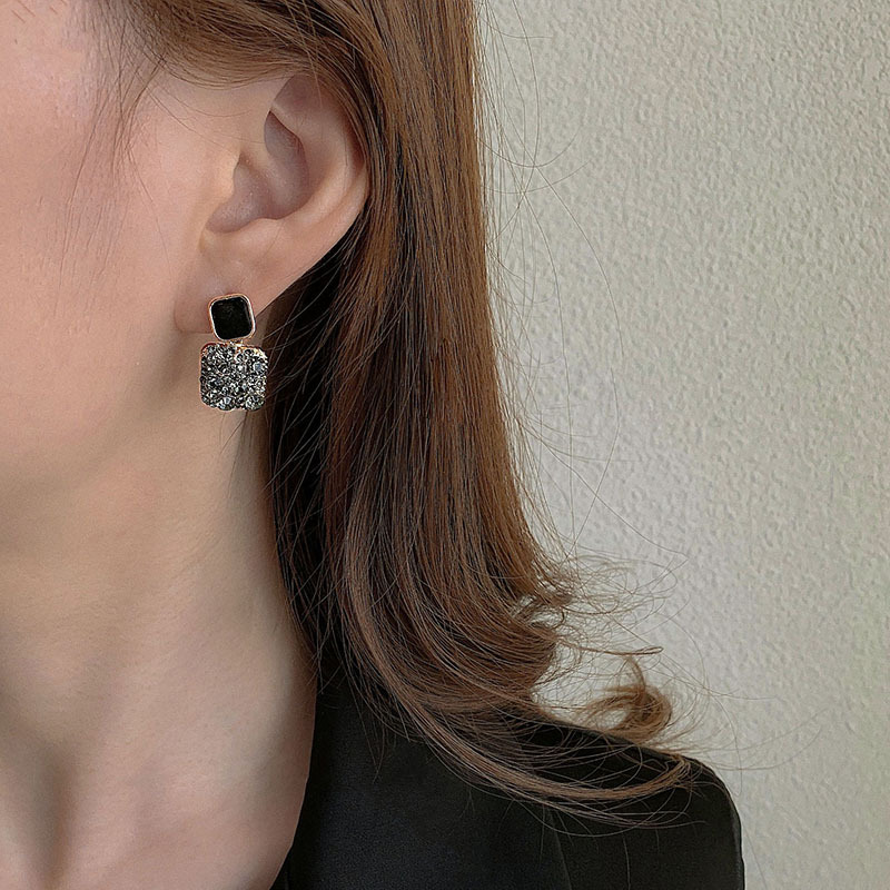 Black glazed light luxury diamond-encrusted earrings for women, a new Korean niche design with a high-end feel, popular stud earrings details Picture