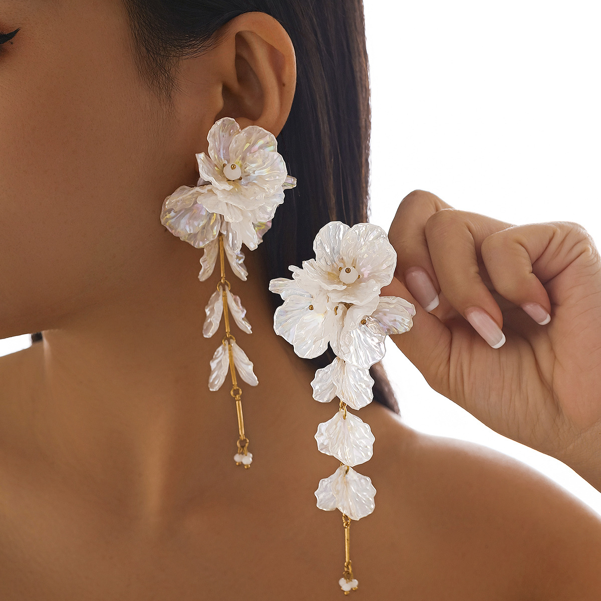European and American cross-border jewelry: Fashionable and colorful CCB flower necklace, sweet and simple, metallic collarbone chain details Picture
