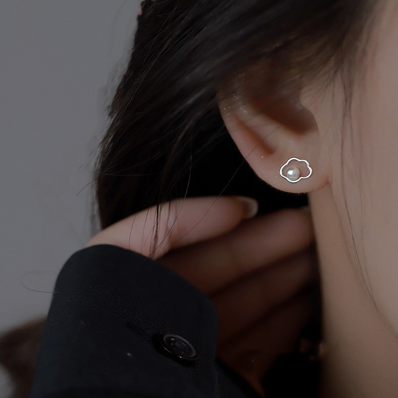 s925 simple, exquisite and small cloud pearl stud earrings are sweet, fresh, cute and versatile, fashionable and light luxury earrings for women Application Scenario
