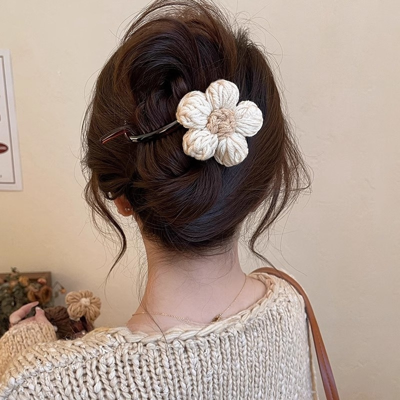 Spring and Summer wool flower one-line twist hair clip for women, 2025 new style high-end back hair clip hair accessory Application Scenario