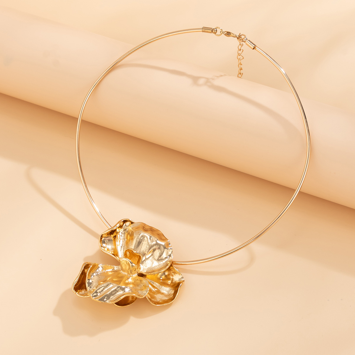 European and American cross-border jewelry, exaggerated three-dimensional pleated metal flower choker collar, personalized flower necklace for women Application Scenario