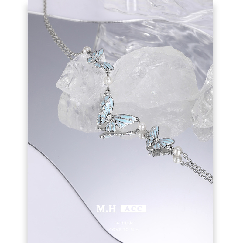 Original design sweet and cool blue butterfly pearl necklace for women, a niche design with a cool collarbone chain and a stylish neckchain Application Scenario