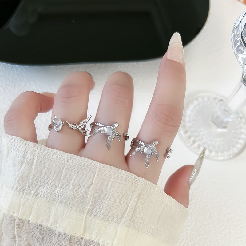 This is a minimalist and versatile ring with a unique design sense, irregular texture, swallow wings, pleated openings, and a gender-neutral style for women full figure