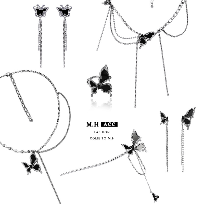 The Star Butterfly series necklace is a new Chinese-style niche design for women, a fashionable commuting necklace with a retro and elegant style full figure