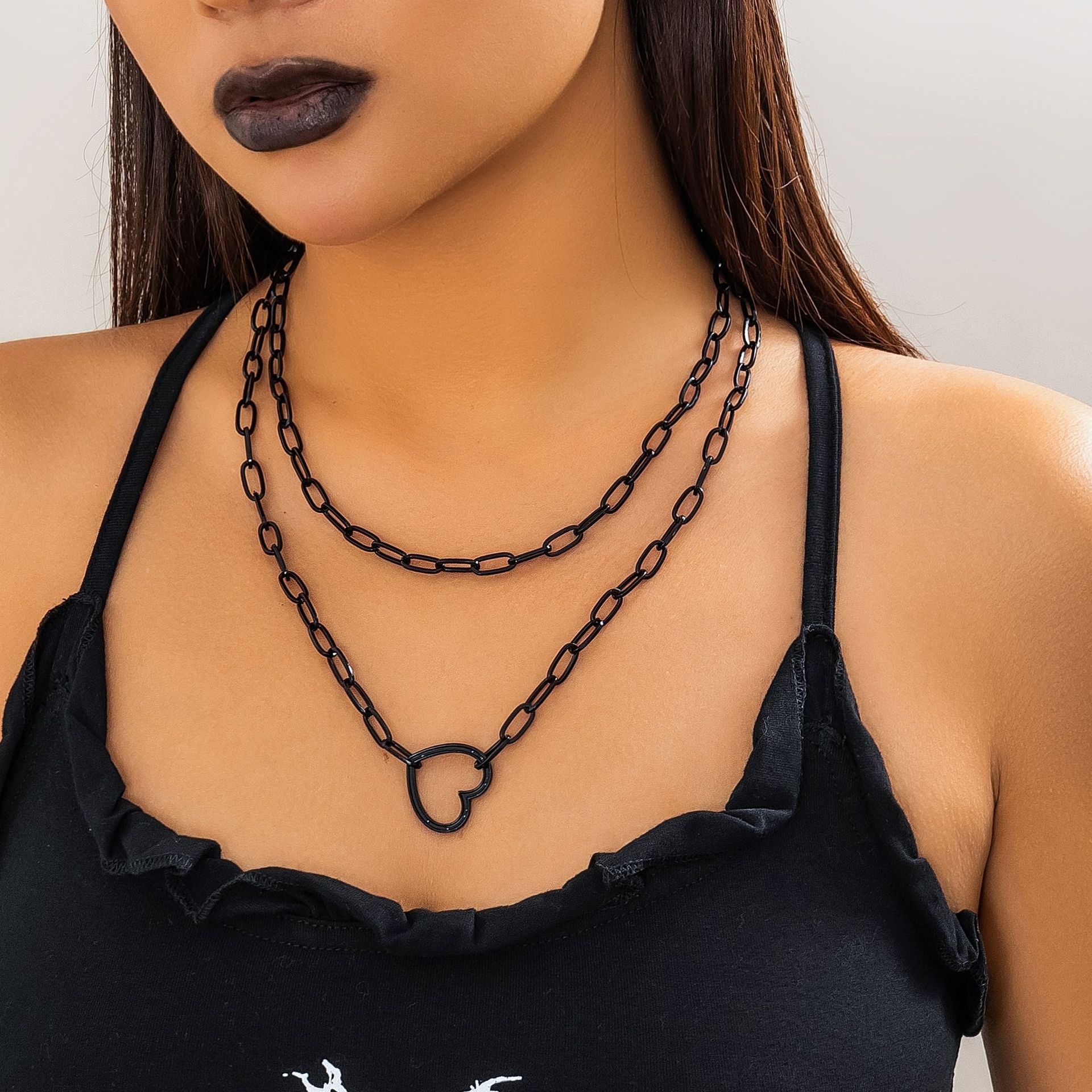 European and American cross-border jewelry, personalized metal chain heart necklace, versatile and niche black hip-hop collarbone chain necklace for women full figure