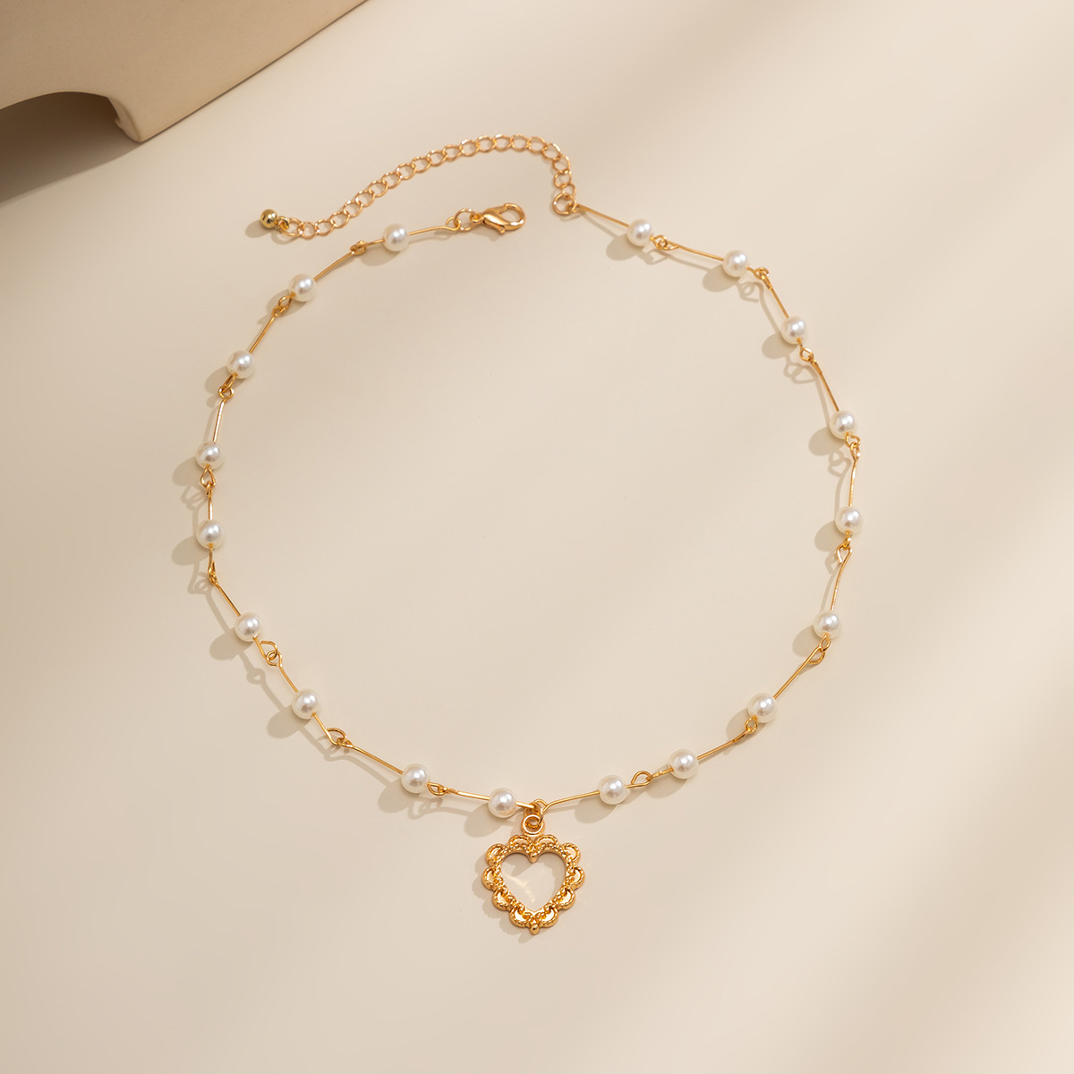 European and American cross-border jewelry, simple and elegant single-layer pearl chain necklace, fashionable hollowed-out heart-shaped pendant necklace for women details Picture