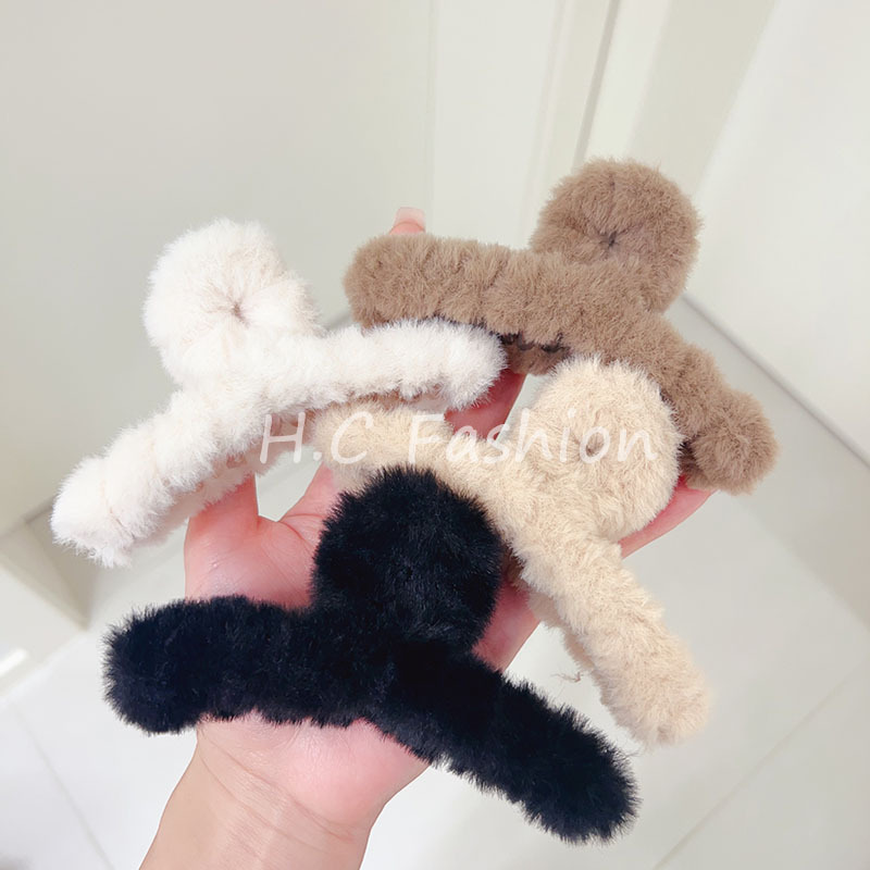 Extra-large, simple and versatile, fashionable plush hair clip for women with a lot of hair. Fluffy claw clip for the back of the head, updo shark clip Application Scenario