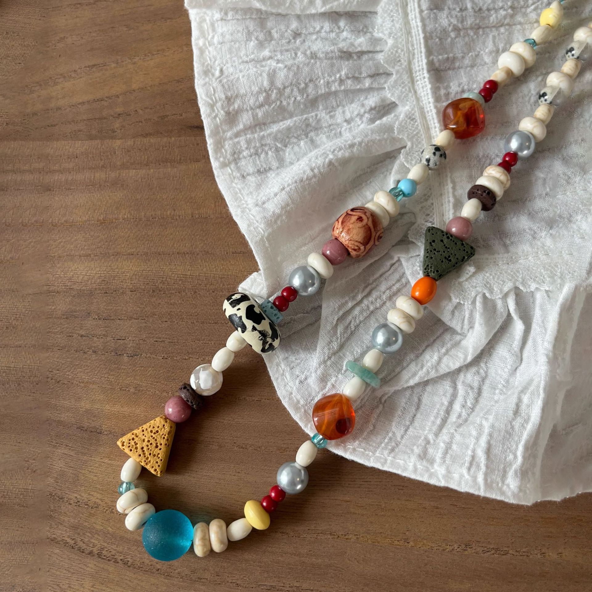 French retro spring/summer color vintage oil painting women's retro stone bead necklace, women's handcrafted rice bead collarbone chain Application Scenario