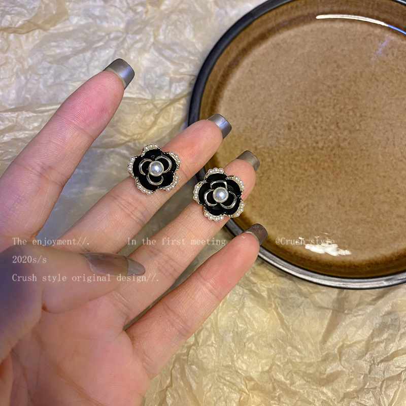 S925 Silver Needle Black Camellia Pearl Earrings, a versatile and unique design with a high-end feel, are popular earrings on the Internet full figure