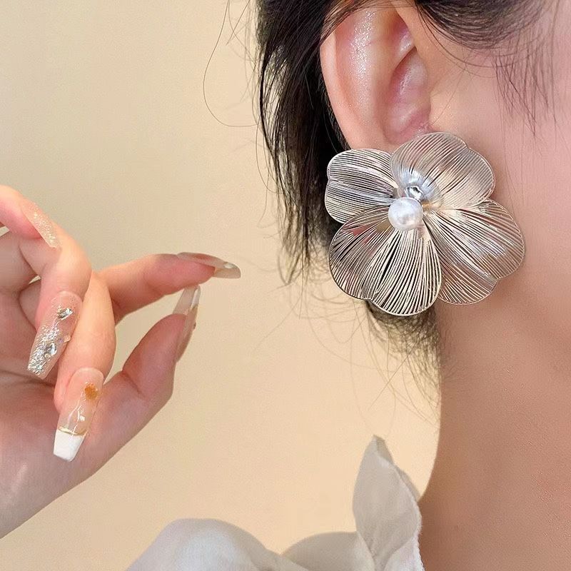 Exaggerated and unique floral pearl stud earrings for women, light luxury and niche design sense earrings, versatile and elegant, exquisite and fashionable earrings Specification drawing