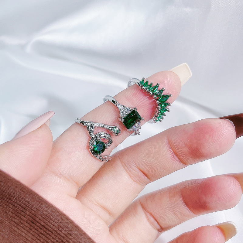 Retro snake-shaped green diamond fashionable and individual open ring, with a unique sense of sophistication and a sweet and cool style. It's an ins cold style ring Application Scenario