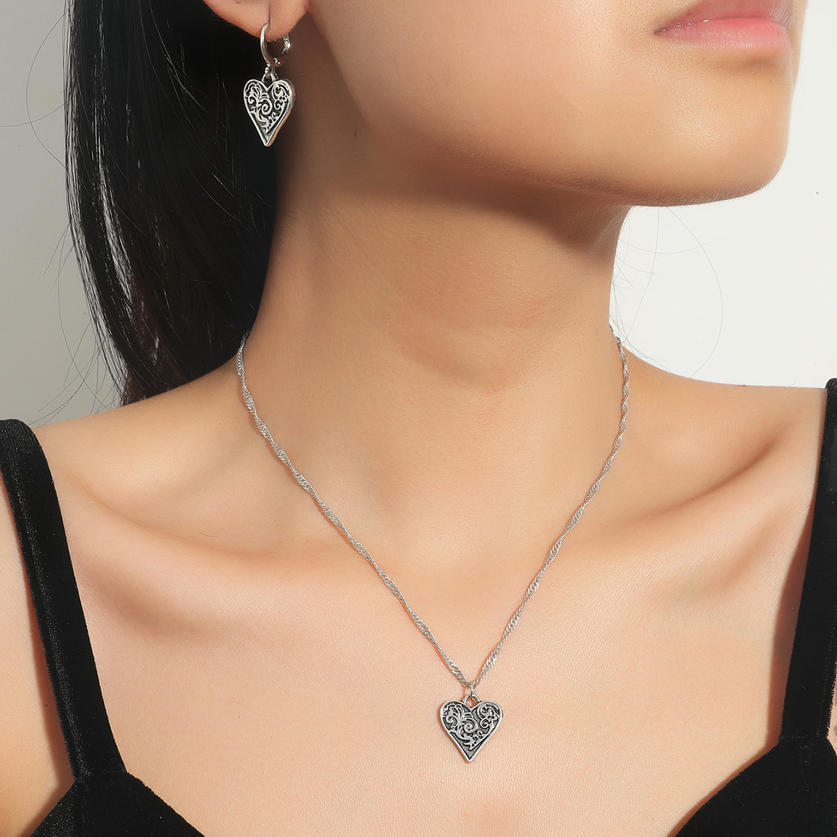 European and American InS-style heart-shaped jewelry set, retro aged alloy heart-shaped necklace and earring set, cross-border accessories details Picture