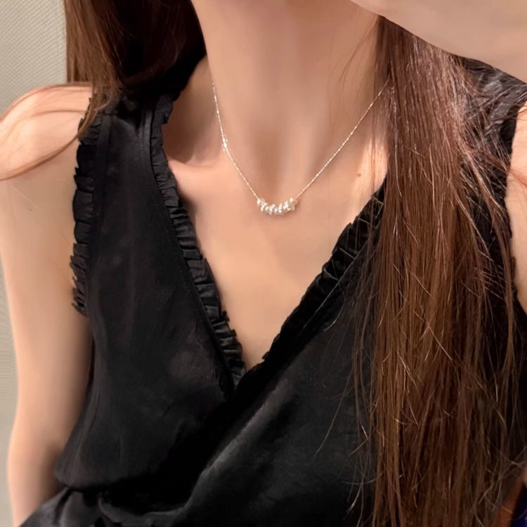 A new French minimalist freshwater pearl necklace with a light luxury and niche style, exuding a sense of sophistication. It is a versatile necklace and collarbone chain Application Scenario